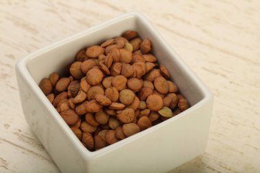 Kabın içinde ham mercimek 