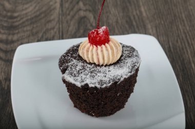 Tatlı kek kiraz ile