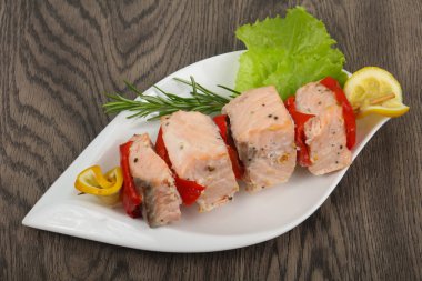 Diyet somon balığı şiş biber ve limon ile