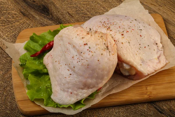 Raw chicken thighs — Stock Photo, Image