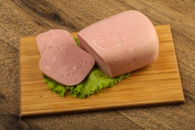 Jambon salata yaprakları üzerinde