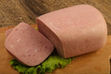 Jambon salata yaprakları üzerinde