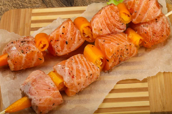 Çiğ somon şişleri