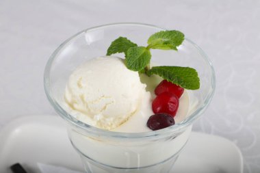 Nane ve çilek ile dondurma