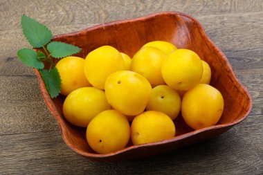 Kabın içinde sarı Erik