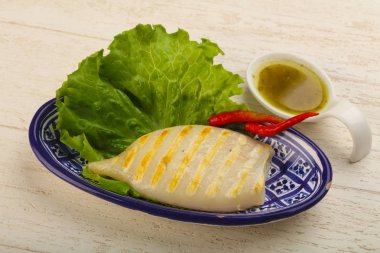 Izgara kalamar deniz ürünleri sos ile