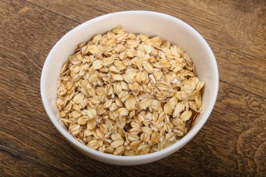 Kabın içinde çiğ yulaf ezmesi