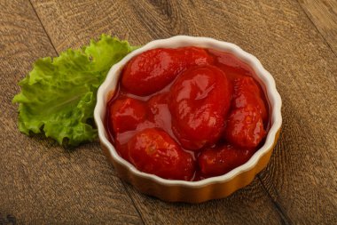 Kabın içinde soyulmuş domates