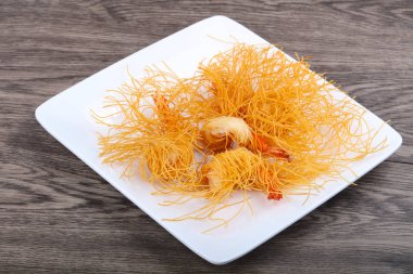 Erişte ve sarılı karides