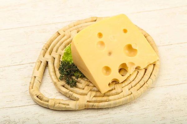 Pedaço de queijo saboroso — Fotografia de Stock