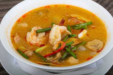 Tom Yam karides çorbası