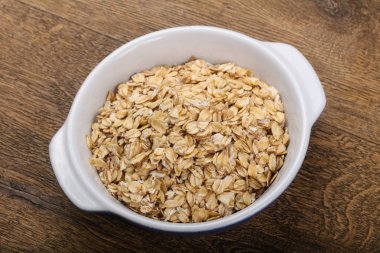 Kabın içinde çiğ yulaf ezmesi 