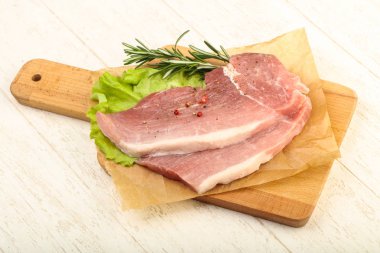 pişmemiş domuz biftek