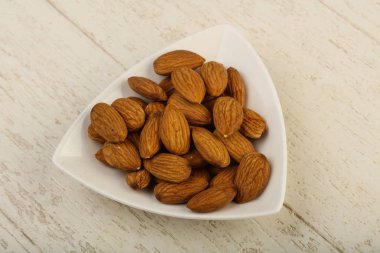 Kabın içinde olgunlaşmış badem