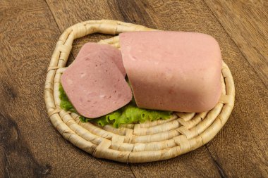 Jambon salata yaprakları üzerinde