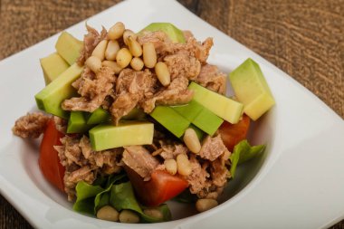 Ton balığı ve Avokado salatası