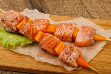 Çiğ somon şişleri