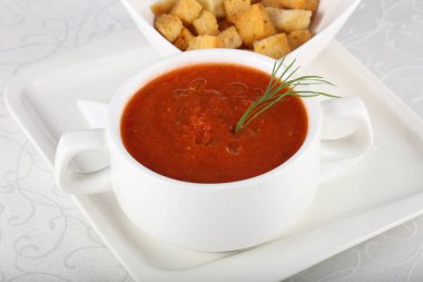 Gazpacho çorbası ekmek ile