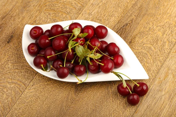 Kirschbeeren in der Schüssel — Stockfoto