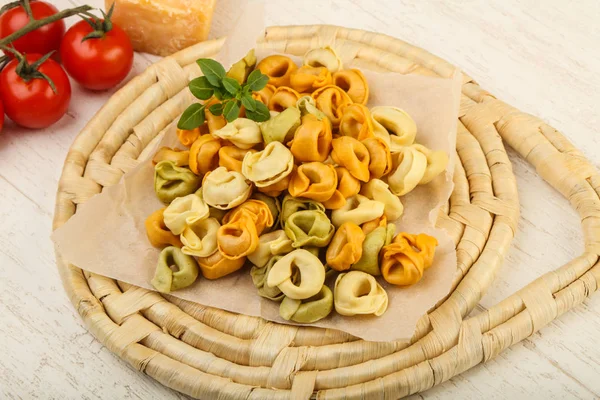 Pişmemiş makarna tortellini — Stok fotoğraf