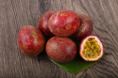 Tropikal ünlü tutku meyve