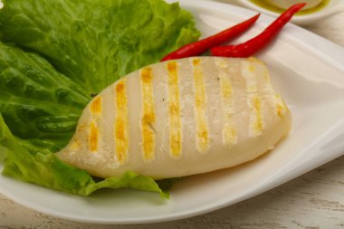 Izgara kalamar deniz ürünleri sos ile