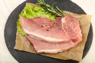 Biber ve baharat ile çiğ domuz eti biftek