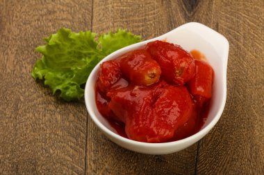 Kabın içinde soyulmuş domates