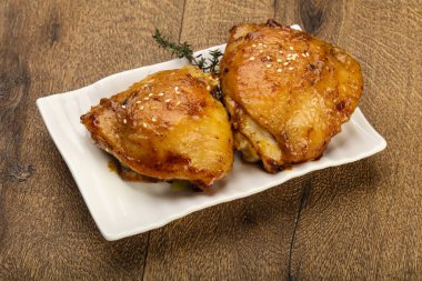 Kızarmış tavuk butları.