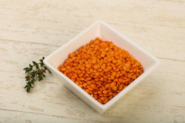 Kase ahşap arka plan üzerinde turuncu mercimek