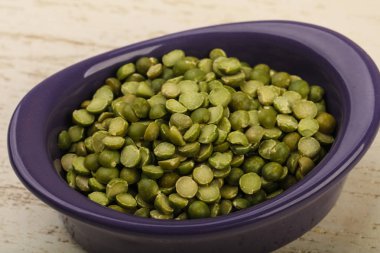 yeşil bezelyeler kasede 