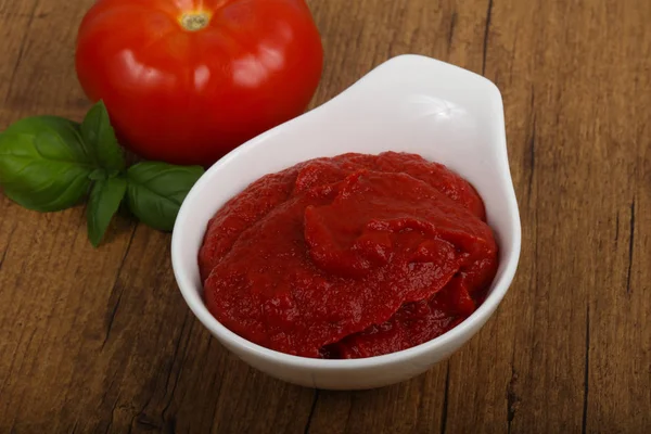 Tomatpuré i skålen — Stockfoto