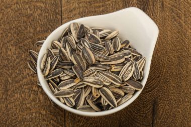 Kabın içinde ayçiçeği tohumu