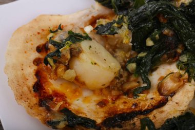 Ispanak ile pişmiş tarak