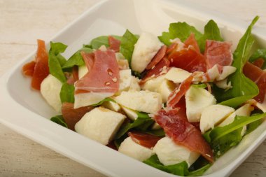 Salata ile proscuitto, mozzarella