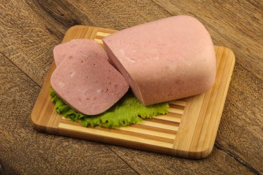 Jambon salata yaprakları üzerinde