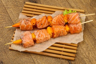 Çiğ somon şişleri
