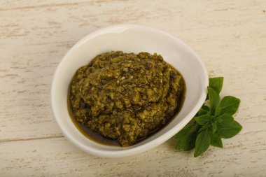 Pesto sos kabın içinde