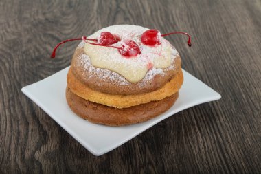 Tatlı krep kiraz ile