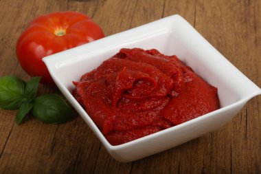 Kabın içinde domates salçası