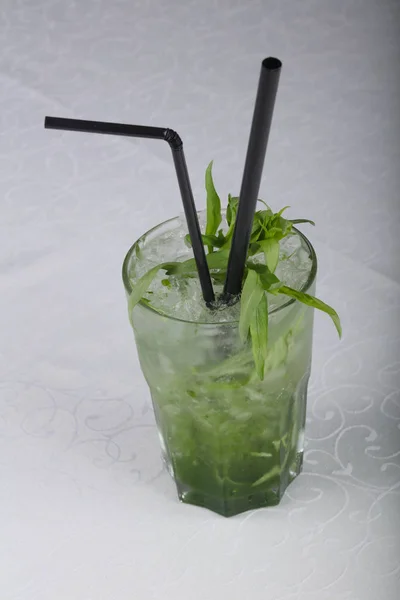 Cocktail de Tarragon frio — Fotografia de Stock