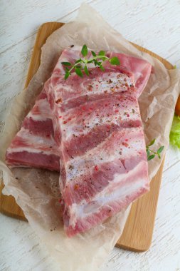 Çiğ domuz kaburgası