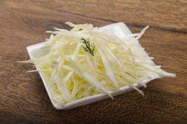 Kabın içinde rendelenmiş lahana 