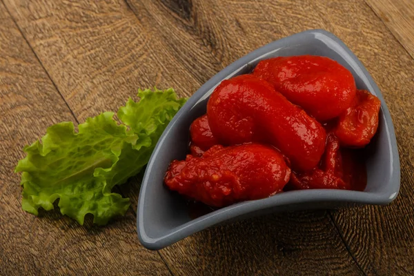Geschälte Tomaten in der Schüssel — Stockfoto