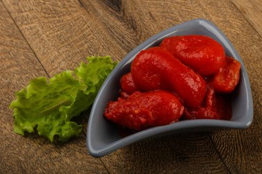 Kabın içinde soyulmuş domates 