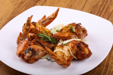 Kızarmış tavuk kanadı.