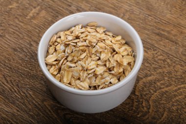 Kabın içinde çiğ yulaf ezmesi