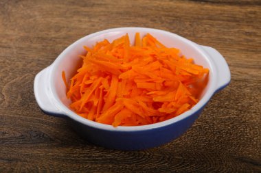 Kabın içinde rendelenmiş havuç