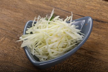 Kabın içinde rendelenmiş lahana