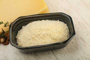 Parmesan peyniri rendesi